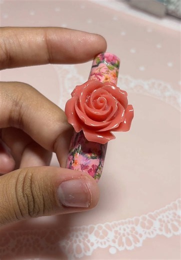 Charm အကိတ်ကြီးနဲ့လက်သည်း - Flower Nails Scarlett