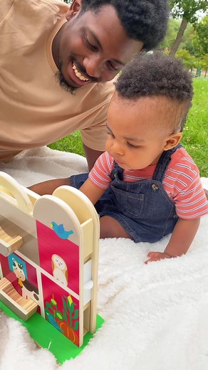 If Old Mac Donald had a Barnyard Tumble, we'd learn our animals in no time 🐓🐷🐣🐮 #learningtoys #screenfreeplay #MelissaAndDoug