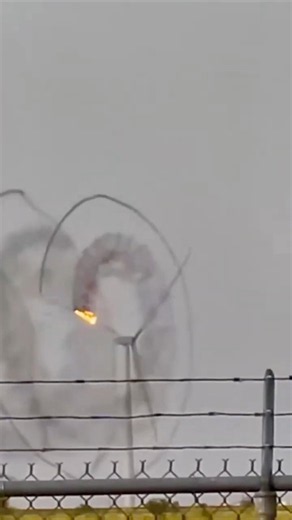 ⚡️ Lightning strike sparks windmill fire in Texas 🔥