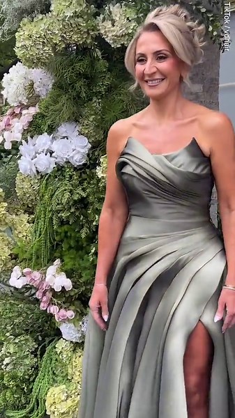 Mum 'upstages' daughter at wedding with gorgeous thigh-high split dress