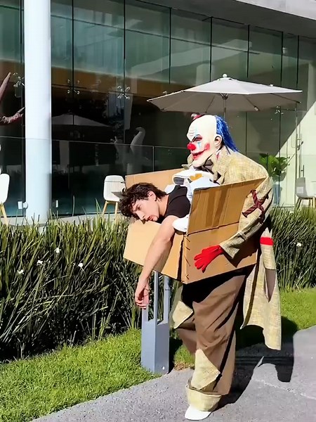 DIY Clown Costume to Scare This Halloween