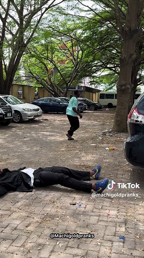 Crazy Balloon🎈prank 😂🤣😂😂😂 Share after watching😂 🎵Music👉 by @ASAPtheDJ Keep streaming!! #reels #pranks #Machigoldpranks #viral