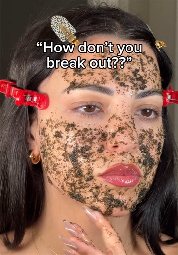 Spearmint tea benefits⬇️ -Helps regulate hormone levels -Oil control: Helps regulate sebum production which reduces excess oil that can lead to clogged pores -Anti-inflammatory: reduces, redness and swelling -Antibacterial: targets acne causing bacteria -Antioxidant: promotes healing -Manuka honey also offers antibacterial and anti-inflammatory properties that reduce redness, swelling and bacteria You get benefits from both drinking it and applying it topically but my favorite way is to drink it