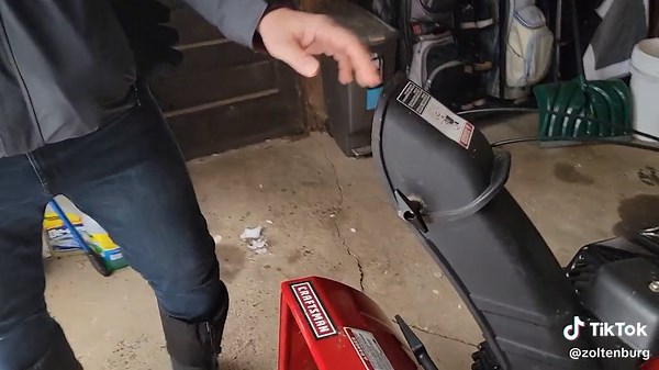 How to prevent a clogged snowblower!#trending #fyp #fypシ #snow #snowblower #howto #lifehacks