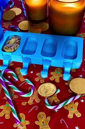 Watched me make these Cookie pops #cookiesofinstagram #cake #christmas