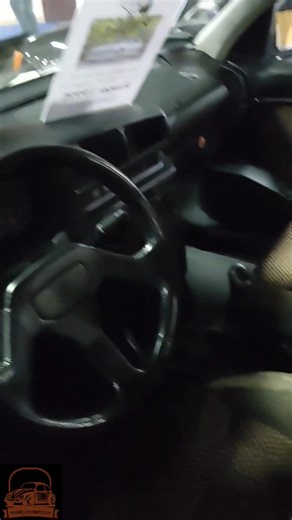 Peugeot 405 MI16 la berlina deportiva que marcó una época. Con su motor de cuatro cilindros y ciento sesenta caballos, tracción delantera y chasis afinado por Peugeot Talbot Sport, ofrecía una conducción precisa y un equilibrio perfecto entre confort y deportividad. Su diseño elegante firmado por Pininfarina y su carácter noble lo convirtieron en uno de los coches más deseados de finales de los 80 y principios de los 90. Hoy el MI16 es un icono olvidado que demuestra que Peugeot sabía hacer verd