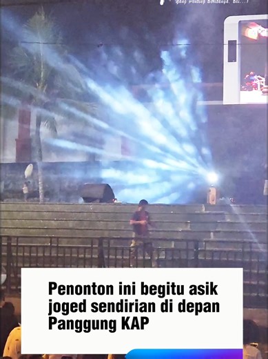 Di antara lampu panggung dan dentuman musik Karangasem Akhir Pekan, Sabtu (24/1), satu orang joged sendirian. Tapi justru di situlah bahagianya. 🎶✨ #KAP #KarangasemAkhirPekan #Hiburan #jalur11karangasem #fyp