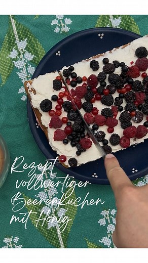 Zurück zur Wurzel 🥕ll traditionelle Selbstversorgung als Familie on Instagram: "Heute gab es einen Beerenkuchen - nur mit Honig gesüßt und mit einem vollwertigen Biskuit aus frisch gemahlenem Dinkel und Buchweizen. . Wenn ihr das Rezept haben möchtet, kommentiert mit „Rezept“ und ich sende es euch per Nachricht zu. . . . #himbeeren #beerensaison #rezept #vollwertküche #vollwertigeernährung #vollwert #himbeerenpflücken #landleben #sahmomlife #sahmgermany #selbstversorgen #sonntagskuchen #traditi