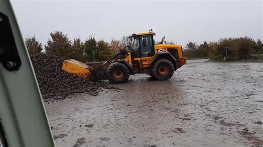 JCB Loading shovel, just adjusting flow control to slow it down and stop it being so violent, quick test and operator is happy 😊 #cpmobilehydraulicengineer #jcb #loadingshovel #hydraulic #engineering