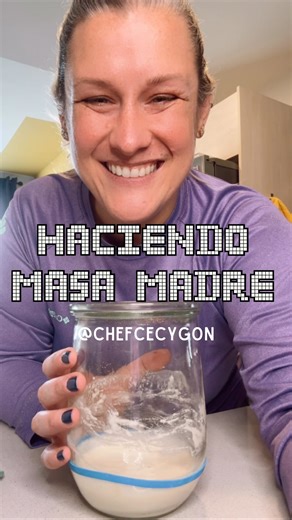 Cómo iniciar una masa madre con harina de fuerza: Yo uso Hoja de Plata de Harinas Elizondo 1. Día 1: Mezcla partes iguales de harina y agua ( por ejemplo: 50 g de harina de fuerza 50 g de agua a temperatura ambiente). Revuelve hasta que no haya grumos y deja reposar en un frasco tapado (no herméticamente) a temperatura ambiente. 2. Día 2: Retira la mitad de la mezcla y añade 50 g de harina de fuerza 50 g de agua. Ósea mientras agregues la@misma cantidad que tienes en tu frasco o poco mas estás d