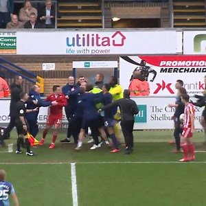 🔴 - Nathan Tyson 🔴 - George Honeyman There were red cards for both sides as a brawl broke out on the sidelines in the closing stages of Wycombe Wanderers FC v Sunderland AFC today! Read our League One round-up here: http://skysports.tv/hFZev3 | Sky Sports