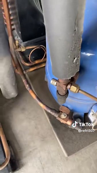 ❄️🧊 ¿Sabes para qué sirve el recibidor de aceite en un cuarto frío? 🤔⚙️ El recibidor de aceite es una pieza esencial en los sistemas de refrigeración industrial y cuartos fríos 🧰❄️. Su función principal es recoger y almacenar el aceite que retorna del compresor junto con el gas refrigerante, separándolo para que solo el gas continúe su ciclo de refrigeración 💨🔧. 👉 Esto permite que el compresor trabaje lubricado correctamente, evitando desgastes, fallas mecánicas y pérdida de eficiencia ⚙️�