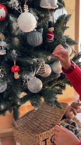 Kitchen Tour Spécial Noël ?✨ Entrez dans la magie des fêtes avec une cuisine Cuisine Plus, où chaque détail compte ! Découvrez comment transformer votre cuisine en un véritable cocon festif pour les fêtes, un espace parfaitement pensé pour un Noël chaleureux et plein de style. ? ? Suivez-nous pour une visite inspirante : décorations, touches de lumière, sapins, planches à partager et ambiance conviviale…tout est réuni pour créer des souvenirs inoubliables ! ? Et vous, à quoi ressemblerait votre 