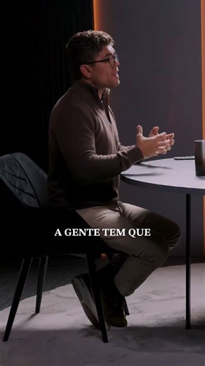 Tallis Gomes (TG) on Instagram: "Você não constrói nada grande pensando só em você. Família não se sustenta com individualismo, assim como empresa não cresce com hedonismo. Nada que valha a pena sobrevive quando o centro é o próprio umbigo. E o Brasil inteiro está doente disso, a cultura do prazer imediato, da satisfação pessoal acima de tudo, do “eu mereço” sem considerar o impacto no coletivo. O problema é que essa mentalidade te impede de fazer qualquer compromisso sério. Porque compromisso, 