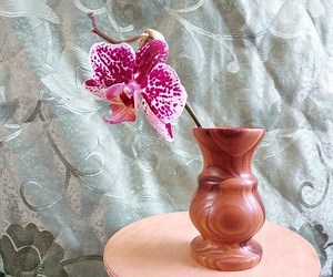 Flower Vase on a Lathe for Wood