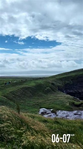#莫赫悬崖爱尔兰境内景点莫赫悬崖（Cliffs of Moher），在爱尔兰岛中西部的边缘。悬崖面向浩瀚无际的大西洋，以奇险闻名。它横跨大西洋214米，沿着西海岸覆盖达8千米。同时，莫赫悬崖也是爱尔兰最重要的海鸟栖息地，每年有超过30000只海鸟在那里繁殖后代，同时悬崖上还生长着许多珍稀植物品种。