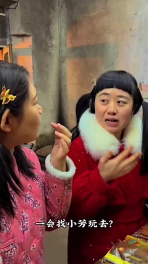 Crafting Unique Make-Shift Containers in a Local Shop