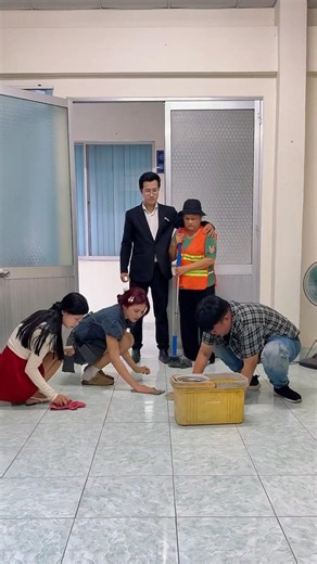 Let them clean the floor themselves [ONEKINDMAN] #onekindman #kindness #respect #help