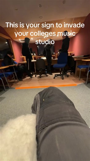 Music studio is hilarious 🤣 #funny #comedy #musicstudio #joke #ukcomedy