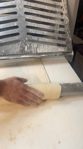 Le geste avant tout : précision, régularité et savoir-faire pour une fougasse impeccable. #Boulangerie #Patisserie #Artisanat #FabricationMaison #SavoirFaireFrancais #Fougasse #PainArtisanal #TraditionGourmande #MetierDeBouche #castries #montpellier #herault | Maison Husson