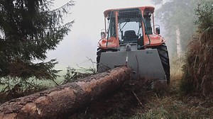 (DE/EN) Die Pfanzelt Profi Seilwindenbaureihe bietet den Einstieg in die Profi-Liga und kann dank vieler Auswahlmöglichkeiten individuell angepasst werden. Dank der soliden Grundausstattung ist diese Baureihe stabil und trotzdem für eine Profi Getriebeseilwinde sehr leicht. Mature tree harvesting on flat ground or thinning on steep slopes – the demands on a professional geared cable winch vary according to the area of application and the available equipment. Pfanzelt professional geared cable wi