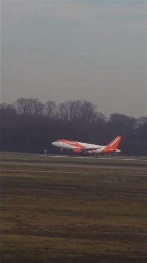 Parallel runway ops at Malpensa | EasyJet A319 landing + Wizz A321 departure ✈️