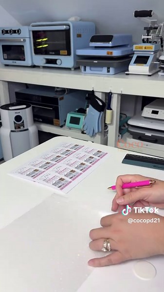 Business Cards Inspired by Pink Aesthetics