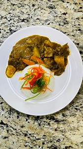 How to Make Jamaican Style Curry Goat 🇯🇲 . . . Ingredients: • 3 pounds goat meat, cut into chunks • 3 tablespoons Briscoe’s all-purpose seasoning • 1 tablespoon ginger powder • 1 tablespoon black pepper • 1 tablespoon garlic powder • 1 tablespoon onion powder • 2 tablespoons curry powder • 2 tablespoons green seasoning • 12 pimento berries • 6 cloves garlic, crushed or finely chopped • 1 medium onion, sliced • 2 stalks scallion, chopped • 2 sprigs thyme • 2 small Irish potatoes, peeled and dic