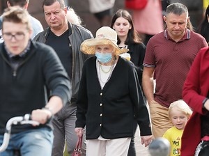 Latvijas iedzīvotāji noveco, palielinās latviešu īpatsvars. Ko vēl atklāj jaunākie statistikas dati?