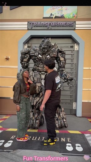 Transformers Moments at Universal #transformers #universalstudios #optimusprime #bumblebee #fyp