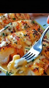 Creamy Garlic Butter Lobster Tails Serves: 2–4 Prep Time: 10 minutes Cook Time: 15 minutes 🧄 Ingredients 4 lobster tails 3 tbsp butter 1 tbsp olive oil 6 cloves garlic, minced 1 cup heavy cream ½ cup parmesan cheese, freshly grated ½ tsp paprika ½ tsp salt (adjust to taste) ½ tsp black pepper ½ tsp Italian seasoning 1 tbsp lemon juice 2 tbsp fresh parsley, chopped Optional: red chili flakes for heat 🔪 Instructions 1️⃣ Prepare Lobster Tails Preheat oven to 220°C (425°F) (if finishing in oven). 