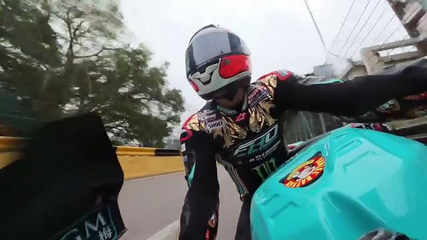 與九屆澳門格蘭披治電單車大賽冠軍路達，一同感受駕駛FHO BMW Motorad戰車在東望洋跑道馳騁的刺激感！ A lap around the Macau Guia circuit with 9 times Macau Motorcycle GP winner Michael Rutter on board the FHO BMW Motorad #第70屆澳門格蘭披治大賽車 #70MacauGP | Macau Grand Prix 澳門格蘭披治大賽車