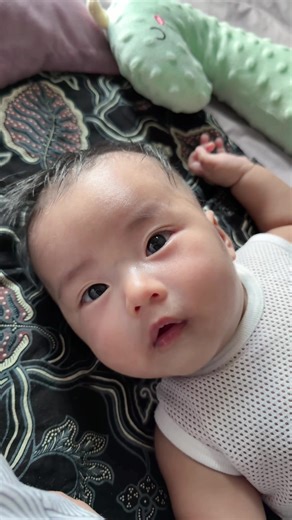 Hello uncle and uncle semua, saya lah baby yang berjaya tidurkan daddy saya dekat rocking chair tu. Amacam power tak saya?