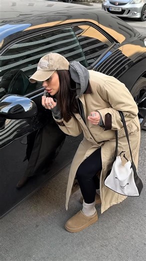 Lyubov | Model | Posing coach | Fashion content creator | UGC on Instagram: "👇ПИШИ ГДЕ ЕЩЕ СТОИШЬ СТОЛБОМ? -Я ПОМОГУ! 🫰 Если вы всегда стоите просто прямо, сохраняйте и попробуйте эти легкие позы! С ними ваши кадры будут интереснее 🤎🎞️ Еще, больше полезных рилс с позами у меня в профиле 📲 @missisamore"