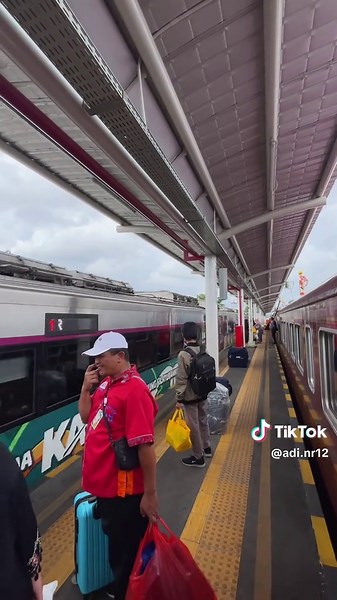 KA Argo Semeru dan KA Java Priority di Kutoarjo