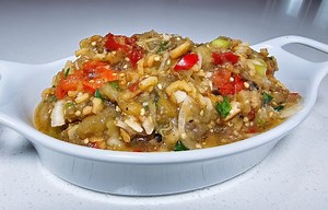 🇬🇾 Baigan choka / eggplant recipe ingredients: 2 eggplant/ baigan 2 roma tomatoes 12 small cloves garlic 1/2 medium onion chopped 1 small chili pepper chopped 2 stalks scallion 2 stalks parsley 1 cup fine dried dehydrated shrimp 1 tsp salt 1 tsp bouillon 1 tsp complete seasoning 1/2 tsp black pepper 1/4 cup oil of choice | Candy tha glam cook