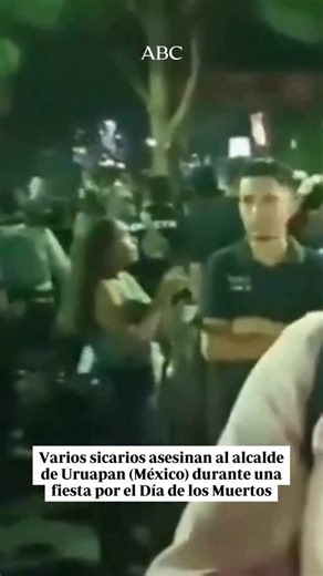 🔴 El alcalde de Uruapan, Carlos Manzo, fue asesinado a tiros por los cárteles en Michoacán durante la celebración del Día de los Muertos. Su muerte ha conmocionado al país y reavivado el debate sobre la creciente violencia del crimen organizado en México. 💥 Manzo, conocido por su oposición a la política de «abrazos, no balazos» y sus críticas al Gobierno de Claudia Sheinbaum, había denunciado públicamente la falta de acción frente a los cárteles. #CarlosManzo #Michoacán #México #Sheinbaum #Cri