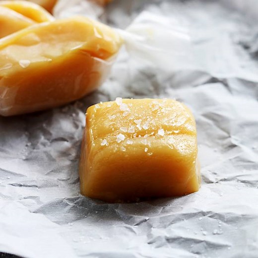 These EASY 4 INGREDIENT SOFT CARAMELS absolutely melt in your mouth and the best part is NO THERMOMETER required! FULL RECIPE HERE: http://www.lecremedelacrumb.com/2014/09/easy-soft-caramels-no-candy-thermometer-required.html | Creme de la Crumb