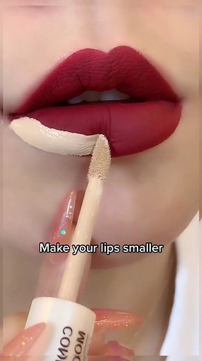 Makeup Tutorial: How to Make Your Lips Smaller