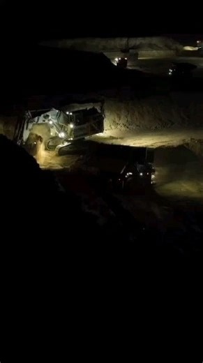Carga y transporte de material operando en turno noche 🌃 🎞Créditos: @aaronwitt | Fuerza Minera