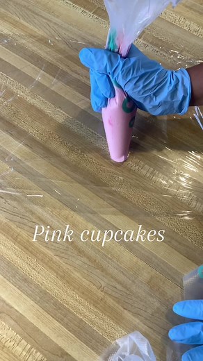 Pretty in Pink Cupcakes with American Buttercream | Cake Decorating Ideas