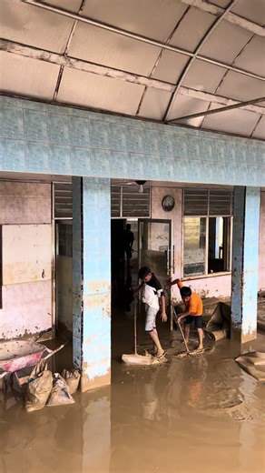 Warga : kami sudah tidak sholat jumat selama 3 minggu buk🥹 . Semoga dengan datangnya kami bisa melancarkan ibadah warga yang terhambat. #acehtamiang #banjir