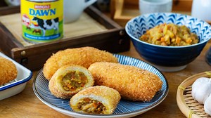 [Karē pan] is a really popular food or snack in Japan. Kare means Curry. Pan means Bread. This is Meatmen’s version of Japanese Curry Bun. Using ingredients which are readily available in your local supermarket, you can make this dish with ease anytime you want! Crispy on the outside, soft and fluffy on the inside and filled with savoury mild curry. This deep-fried bread is nothing like the curry puff pastry you have eaten in Singapore, the chewy dough compliments with the oozing of delicious cu