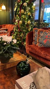 It's almost that time of year. The days get colder but the lights twinkle a bit brighter as festive magic descends on the Hotel. Captured by @curatedbyseamless | Four Seasons Hotel Boston