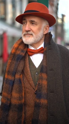 𝗕𝗲𝗿𝗻𝗱 𝗨. 𝗙𝘂𝗻𝗸𝗲 on Instagram: "Weihnachtsmarkt vs. Techno: Wie klingt euer Advent? Kommentiert mal!🕯️🎄 🕯️ Und plötzlich ist er da – der 1. Advent. 🎄✨ Zumindest laut Kalender. Draußen hingegen könnte man meinen, gleich springen die Krokusse aus dem Boden. Und ich? Laufe im viel zu warmen Mantel herum wie ein Statist aus einem Weihnachtsfilm, der versehentlich ins Frühlingsspecial geraten ist. Wenn das so weitergeht, sollte der Weihnachtsmann seine Rentiere wirklich mal auf Rollschuh