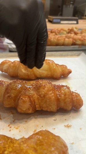 So bringst du deine Croissants auf ein ganz neues Level! 💯🥐 ​ Das Rezept dazu kannst du dir hier kostenlos herunterladen: https://www.martinbraungruppe.com/fileadmin/Dokumente/Braun/Rezepte/Foodtrend_Rezepte_Crystal_Croissant_DE.pdf | Martin Braun KG