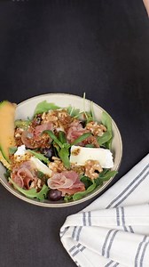 Süße Honigmelodie gefällig?🍯😋🥗 Wie wäre es mit einem köstlichen Salat, der nicht nur schnell geht, sondern auch super lecker schmeckt!🥰Du brauchst:🥗 Ruccola🧀 Camembert Käse🥓 Parmaschinken🍇 Rote Weintrauben🥜 Walnüsse🐝 Bio Akazienblüten Honig 💛 körniger Senf🫒 Öl🧂 “Gepfeffert“ Gewürz 💧 Wasser🍈 Honigmelone oder Cantaloupe-Melone🌿 Dekor: BasilikumUnd so einfach geht’s:Rucola waschen und in eine Schüssel geben. Den Camembert in Scheiben schneiden und auf dem Salat verteilen, so auch di