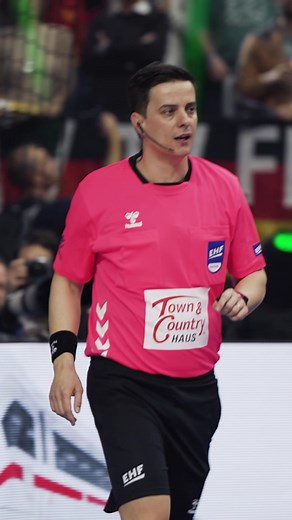 📹🎙️ New episode of “𝗧𝗛𝗘 𝗙𝗜𝗡𝗔𝗟 𝗪𝗛𝗜𝗦𝗧𝗟𝗘” ‼️. Enjoy the “super” sight of the referees who see EVERYTHING 👀! Enjoy the full video➡️ https://youtu.be/4rd03xLxK2w?si=yuWGR0q_4BWxCWus | EHF Home of Handball