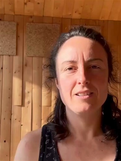 70% autosuffisants sur un terrain résidentiel, même en climat nordique L'autosuffisance est souvent perçue comme une utopie. Et pourtant, ce mode de vie est à portée de mains bien plus qu'on ne le pense ! Mon expérience le prouve : sur notre petit terrain de 4000 m2 (40 000 pi2), nous avons atteint 70 % d'autosuffisance alimentaire pour 5 adultes, 3 repas par jour sur toute l'année, et ce, en climat nordique et sans moyens financiers. Aujourd'hui j'accompagne les gens à récolter cette immense ri