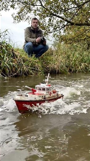 Fireboat Navigating a Flowing River 🚒🚤 | Looks Real… But It’s Tiny 😳